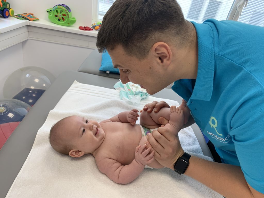 Detský fyzioterapeut pracuje aj s tými najmenšími klientami.
